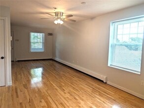 444 Woodward Rd in North Providence, RI - Foto de edificio - Building Photo