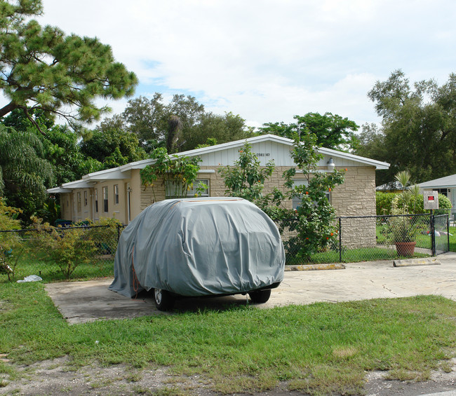 2525-2541 NE 192nd St in Miami, FL - Building Photo - Building Photo