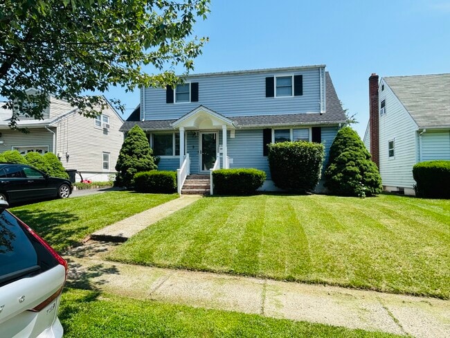 9 Meadow Ln in Clifton, NJ - Building Photo - Building Photo
