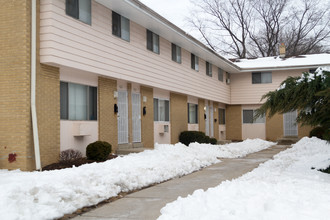 Silver Spring Apartments in Milwaukee, WI - Building Photo - Building Photo