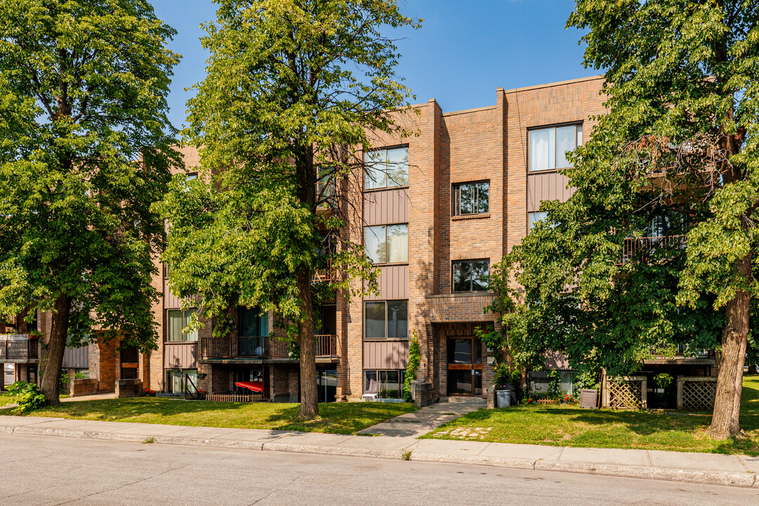 653 Delinelle Rue in Montréal, QC - Building Photo