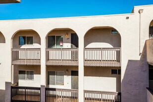 2530 Clairemont Dr in San Diego, CA - Building Photo