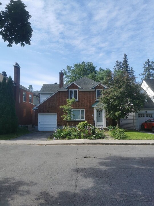 18 Madawaska Dr in Ottawa, ON - Building Photo