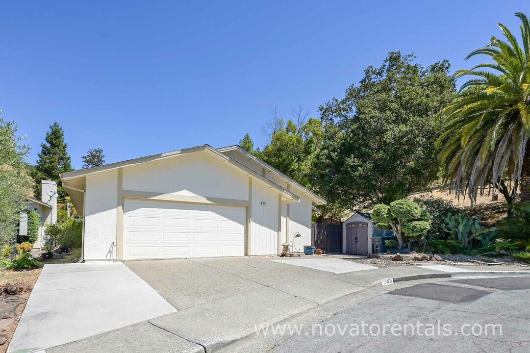205 Castle Ct in Novato, CA - Building Photo