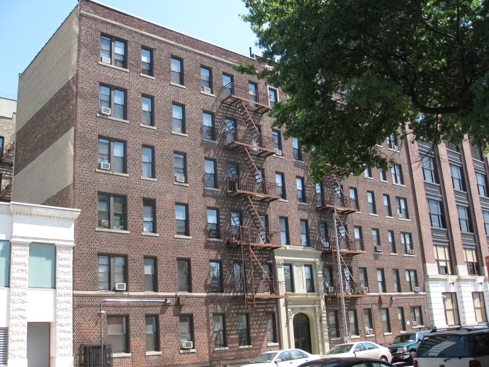 537 CLINTON AVE in Brooklyn, NY - Building Photo