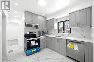 759 Midland Ave in Toronto, ON - Building Photo - Building Photo