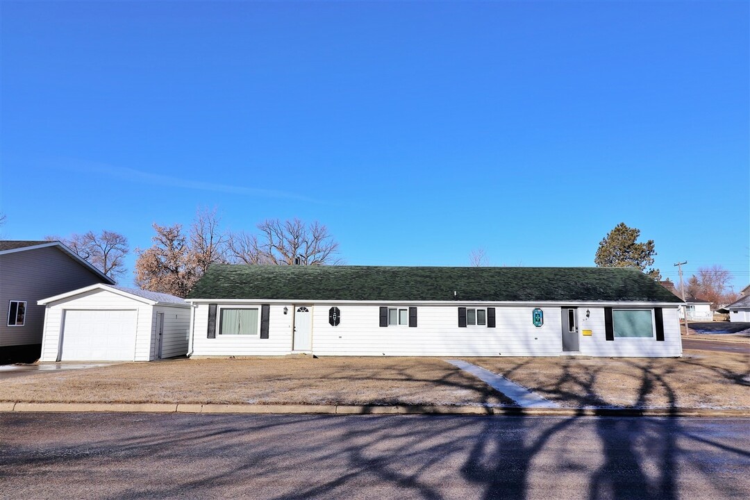 619 2nd Ave NE in Kenmare, ND - Building Photo