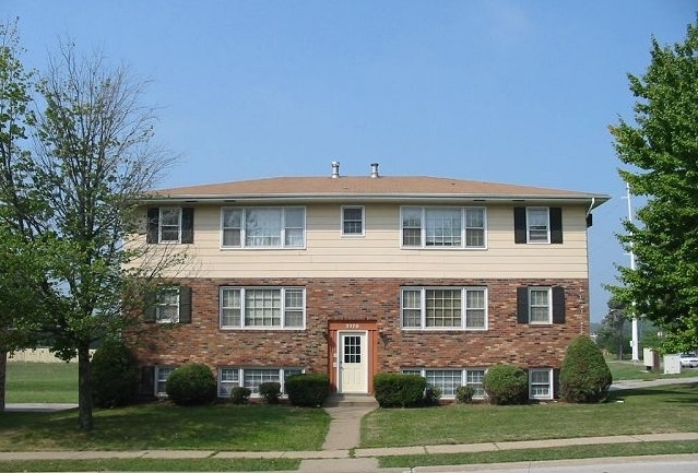 3562 Kimberly Downs Rd in Davenport, IA - Foto de edificio