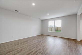 121 Nettletree Dr in Buda, TX - Foto de edificio - Building Photo