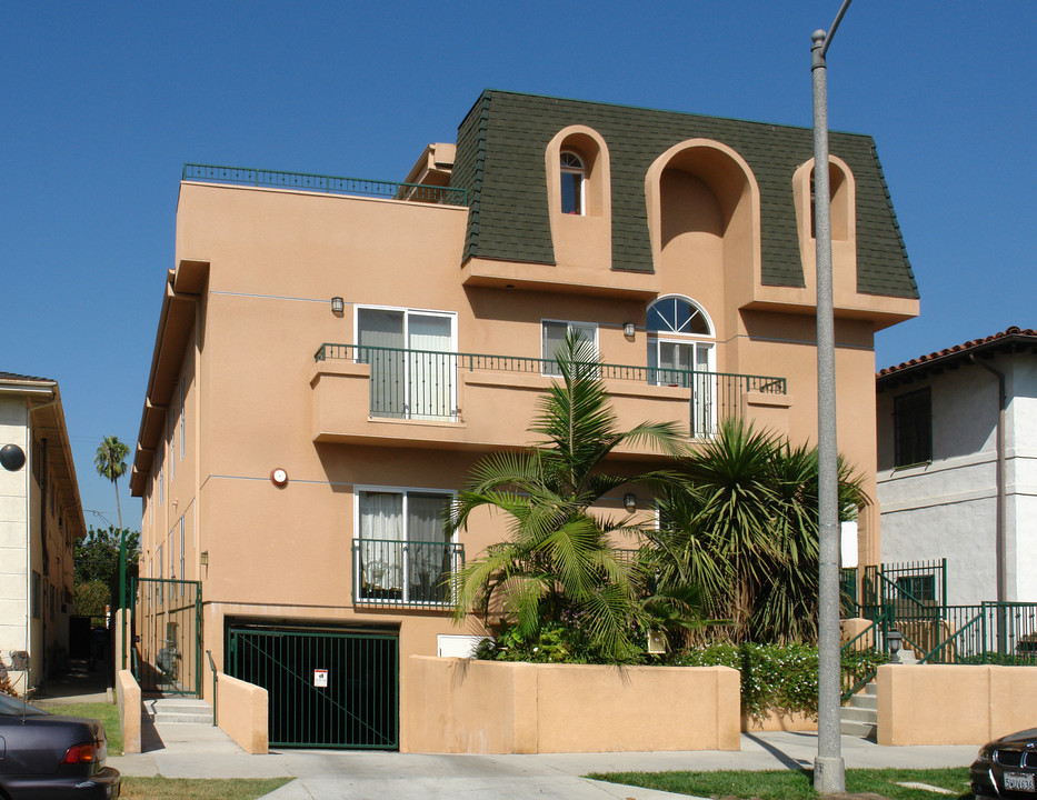 811 N Hayworth Ave in Los Angeles, CA - Building Photo