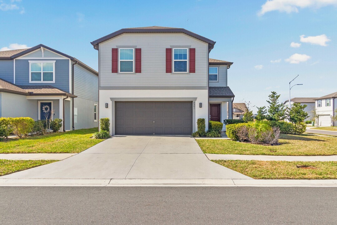 9501 Rally Spring Lp in Wesley Chapel, FL - Building Photo
