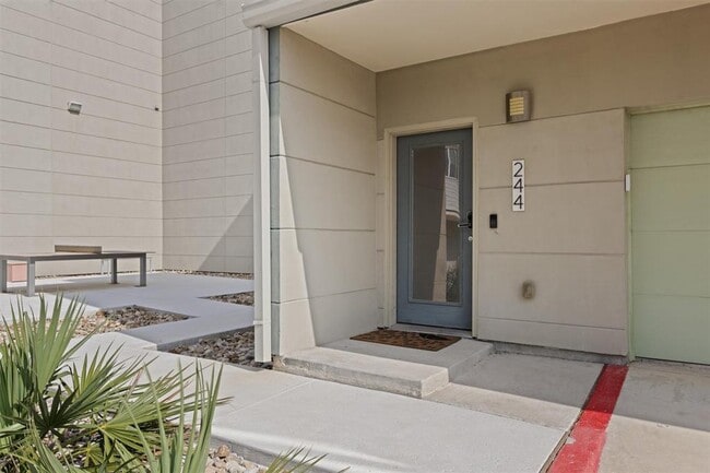 604 N Bluff Dr in Austin, TX - Building Photo - Building Photo