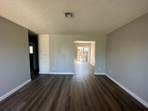 420 S Walnut Ave in Ripon, CA - Foto de edificio - Building Photo