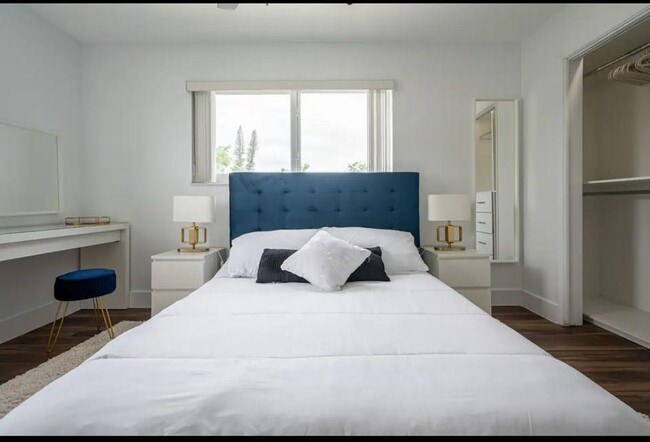 2242 Taft St in Hollywood, FL - Foto de edificio - Building Photo