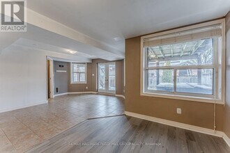 30 Jessica Dr in Barrie, ON - Building Photo - Building Photo