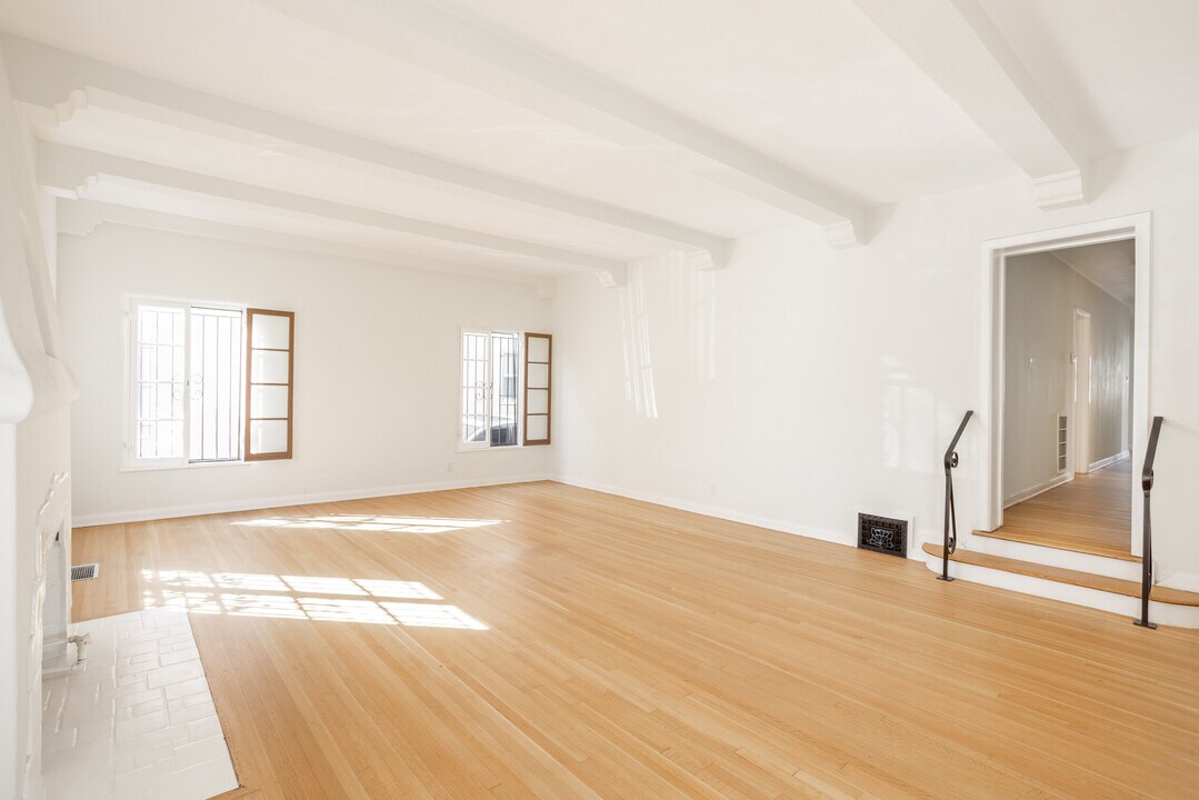 165 S Mansfield Ave in Los Angeles, CA - Building Photo