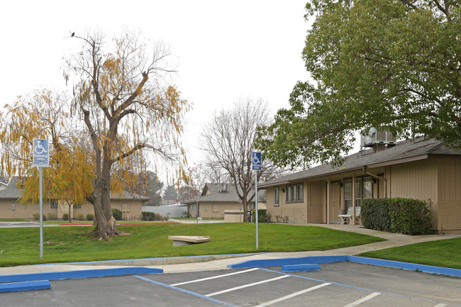 Westgate Manor in Corcoran, CA - Foto de edificio - Building Photo