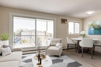 Matthew Manor in Medicine Hat, AB - Building Photo - Building Photo
