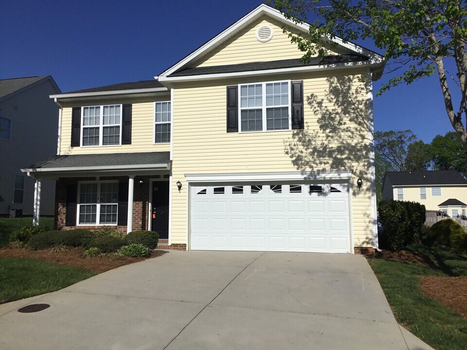 917 Peachtree Meadows Cir in Kernersville, NC - Foto de edificio
