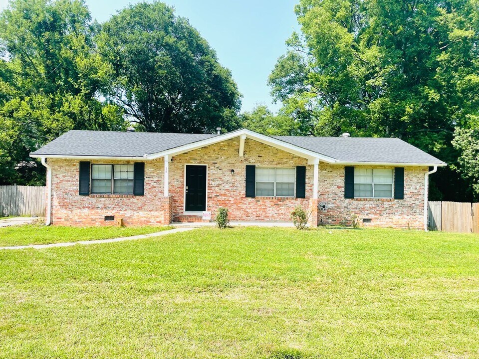 220 Marian Dr in Prattville, AL - Foto de edificio