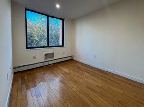 924 Metropolitan Ave in Brooklyn, NY - Foto de edificio - Building Photo