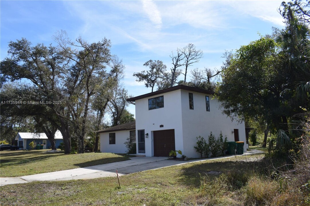 17113 Russell Ave in Port Charlotte, FL - Building Photo