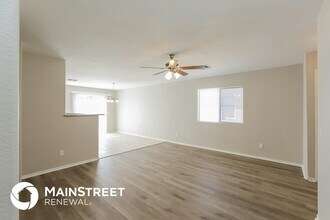 2440 S 71st Ln in Phoenix, AZ - Foto de edificio - Building Photo