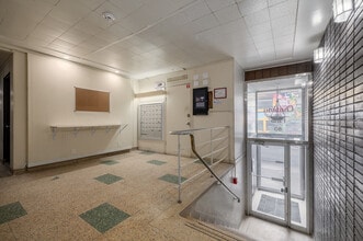 80 Des Pins Av O in Montréal, QC - Building Photo - Lobby