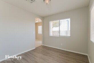 528 Waterwheel Falls Dr in Henderson, NV - Building Photo - Building Photo