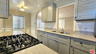 1022 S Norton Ave in Los Angeles, CA - Building Photo
