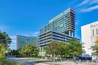 9715 Woods Dr in Skokie, IL - Building Photo - Building Photo