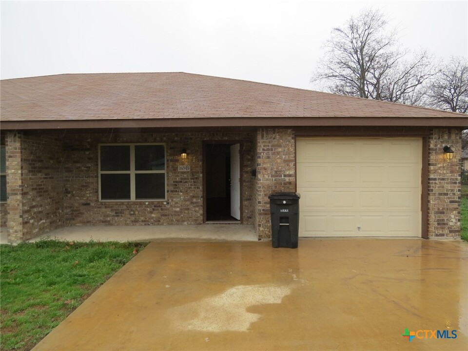 1609 N 10th St in Killeen, TX - Foto de edificio