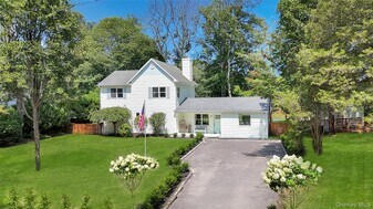 9 Pine Tree Rd in Southampton, NY - Building Photo