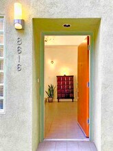 8616 Wonderland Ave in Los Angeles, CA - Foto de edificio - Building Photo