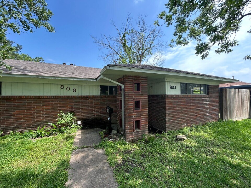 803 S 4th St in La Porte, TX - Building Photo