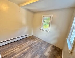 4 Riverview Ave in New Windsor, NY - Building Photo - Building Photo