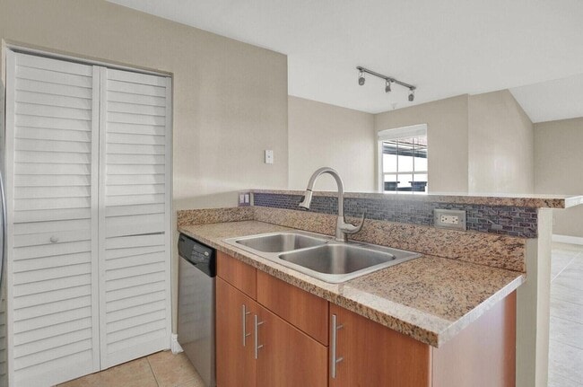 1215 Crystal Way, Unit N in Delray Beach, FL - Building Photo - Building Photo