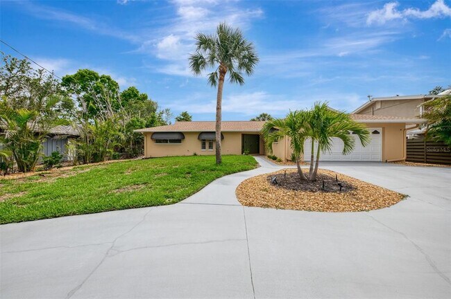 4946 Commonwealth Dr in Siesta Key, FL - Building Photo - Building Photo