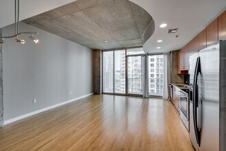 301 Demonbreun, Unit 409 in Nashville, TN - Foto de edificio - Building Photo