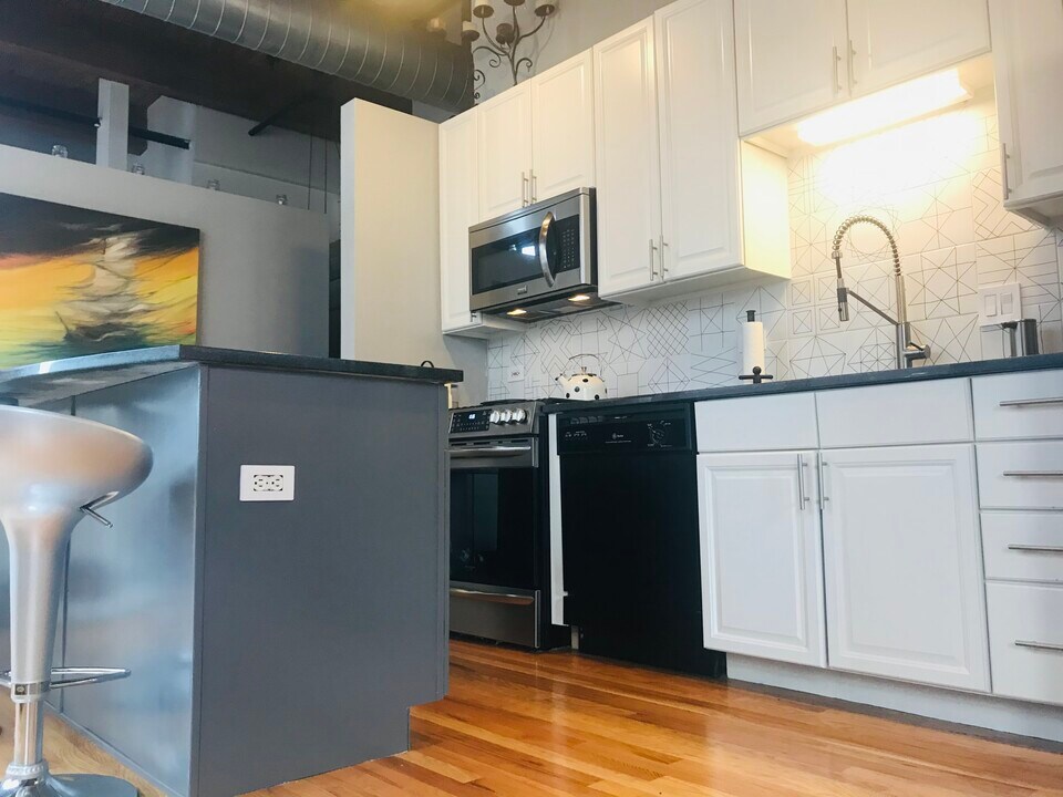 1500 W Monroe St, Unit 303 in Chicago, IL - Building Photo