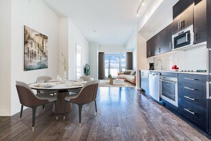 460 Adelaide St E in Toronto, ON - Building Photo