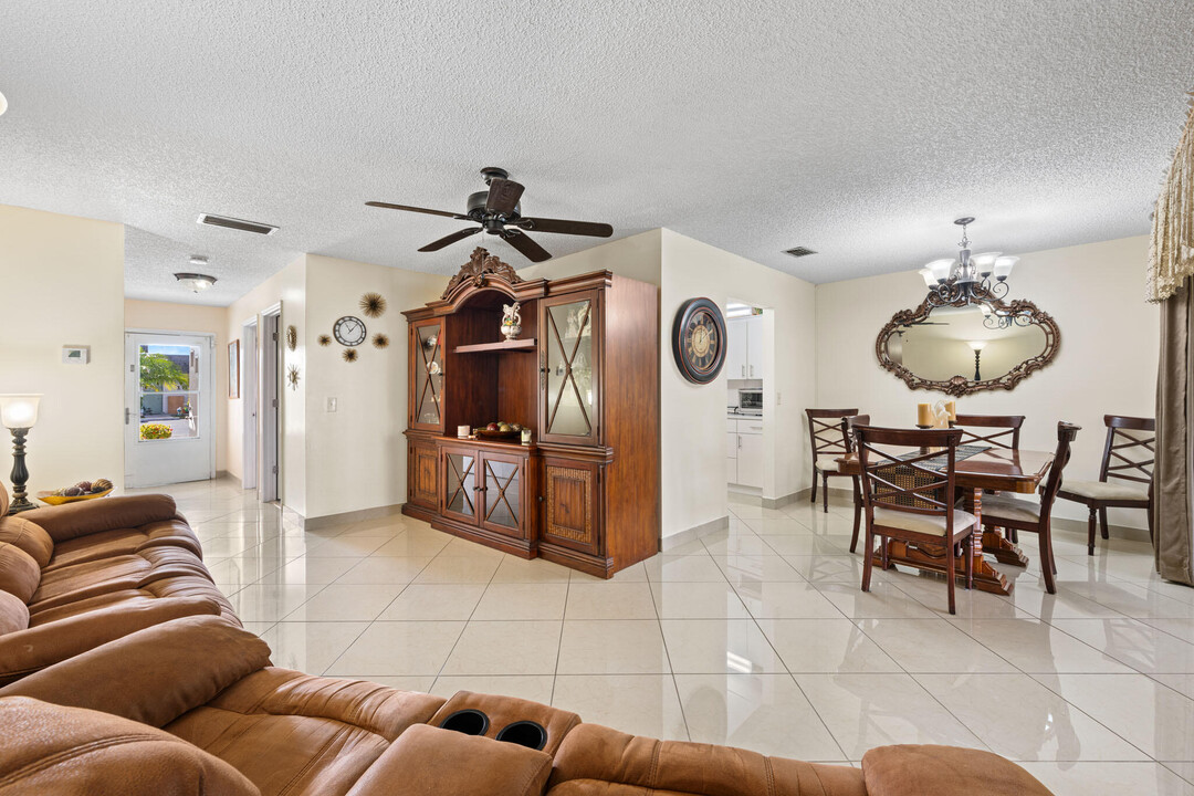 2638 Gately Dr E in West Palm Beach, FL - Foto de edificio