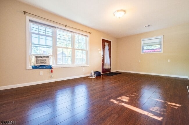 354 Maxim Dr in Hopatcong, NJ - Building Photo - Building Photo