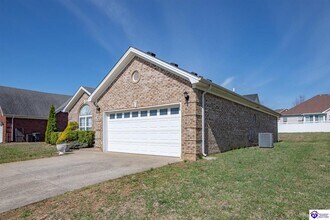 425 Cabernet Dr in Vine Grove, KY - Building Photo - Building Photo