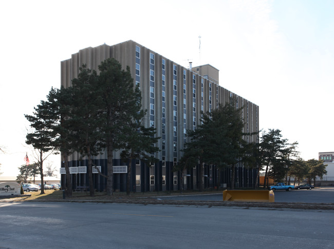 Village East Tower Apartments in St. Joseph, MO - Foto de edificio - Building Photo