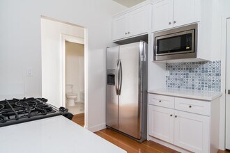 241 S New Hampshire Ave in Los Angeles, CA - Building Photo - Building Photo