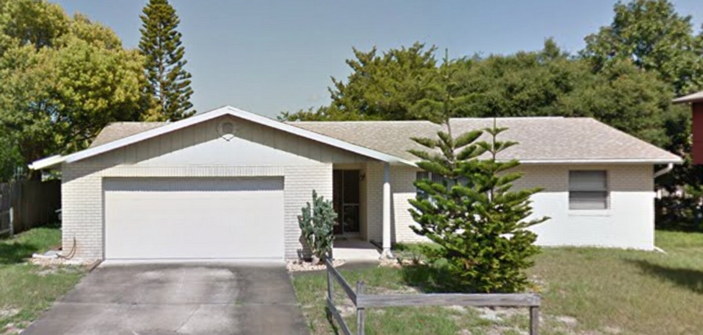 1645 E Paradise Ln in Daytona Beach, FL - Building Photo