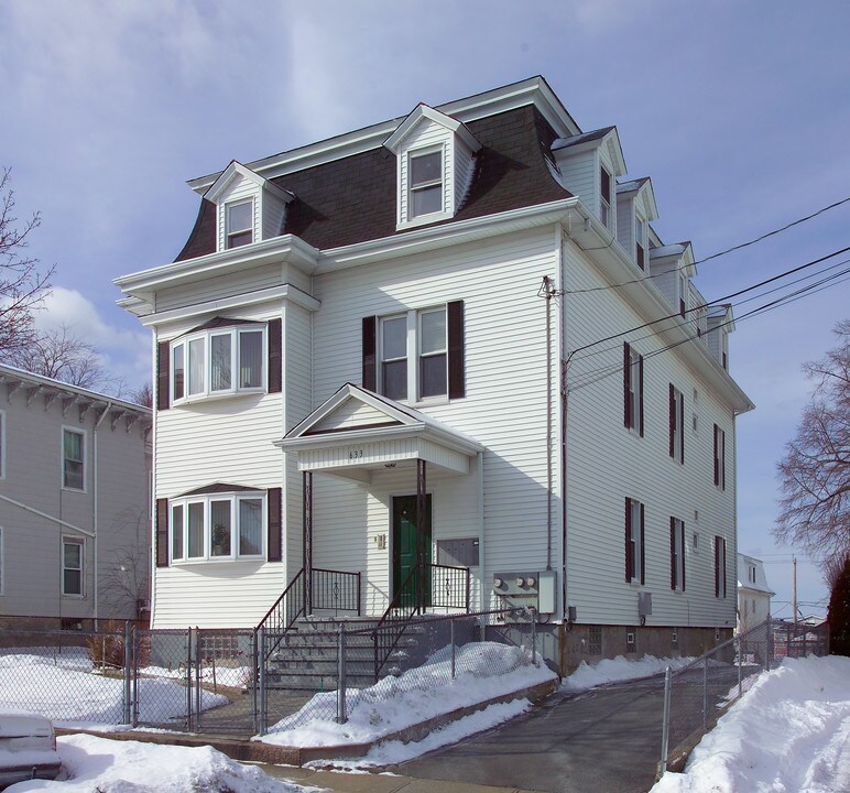 633 2nd St in Fall River, MA - Building Photo