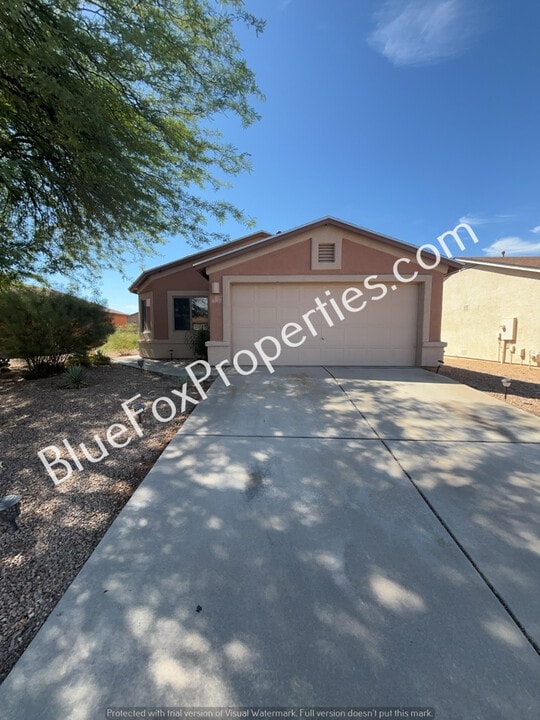 8397 W Benidorm Loop in Tucson, AZ - Building Photo