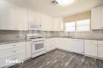 1204 Trenton Ln in Baytown, TX - Foto de edificio - Building Photo